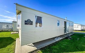 Superb 8 Berth Caravan At St Osyth Beach Holiday Park, Essex Ref 28010Mv